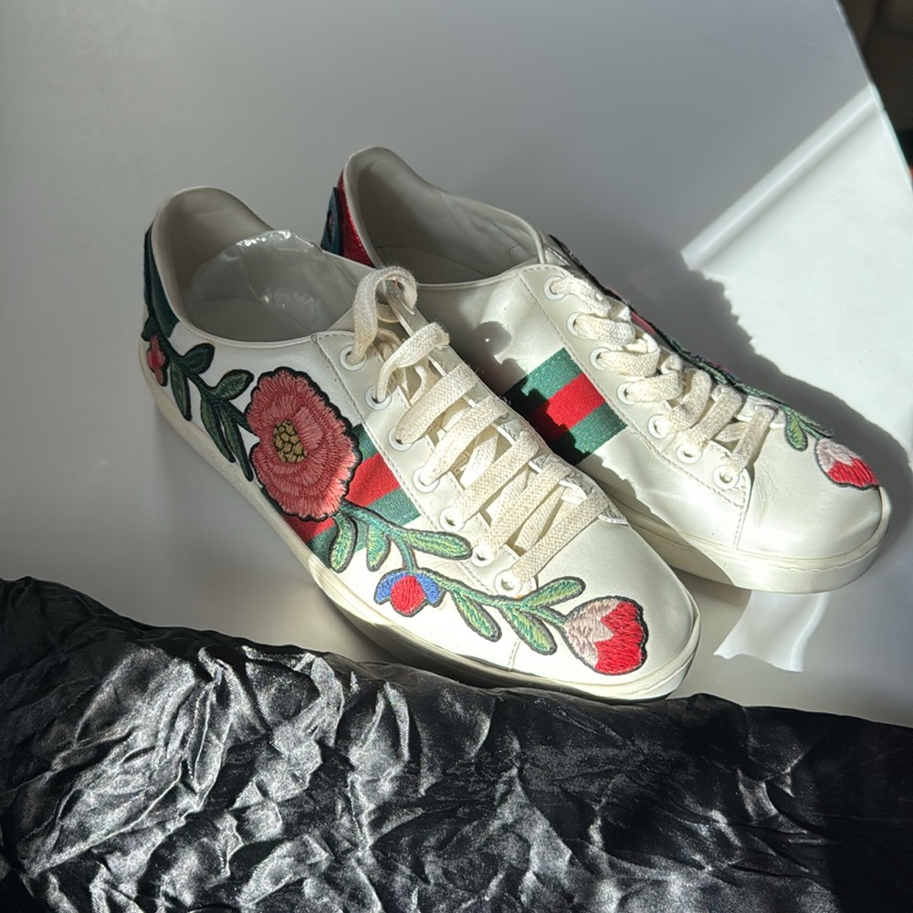 GUCCI SNEAKERS- Gently worn, low top - Picture 2 of 10